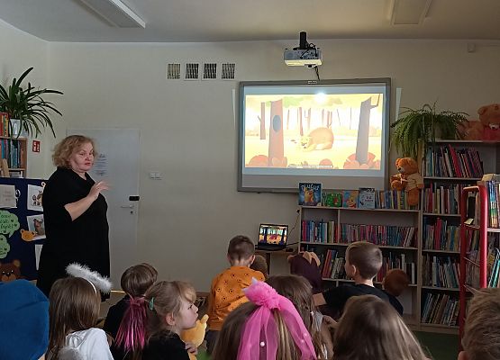 dzieci śpiewają piosenką