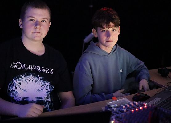 chłopcy stoją przy konsoli