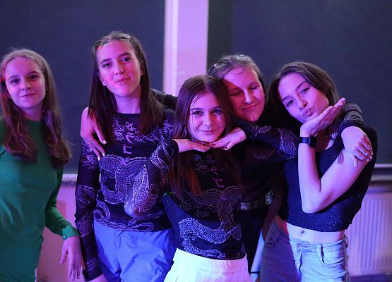 uczennice pozują do zdjęcia