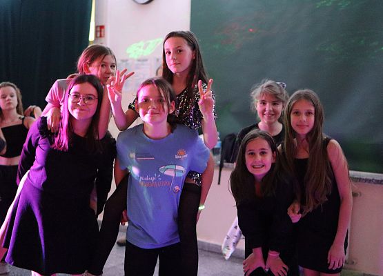 uczennice pozują do zdjęcia