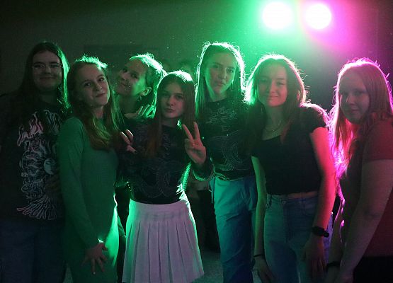 uczennice stoją w grupie