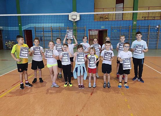 zawodnicy prezentują dyplomy