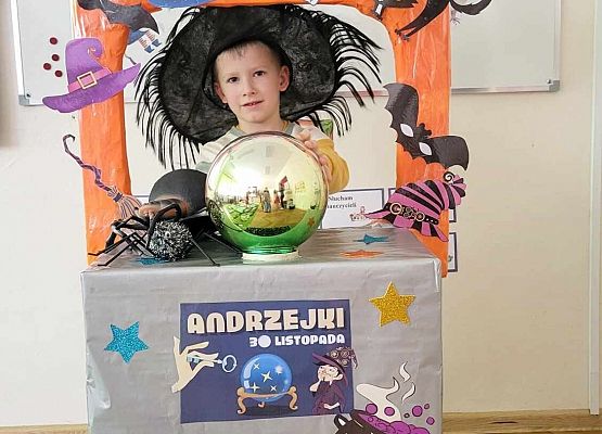 chłopiec w fotobudce pozuje do zdjęcia