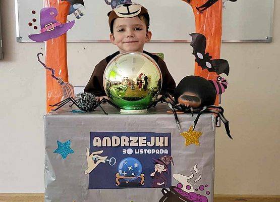 chłopiec w fotobudce pozuje do zdjęcia