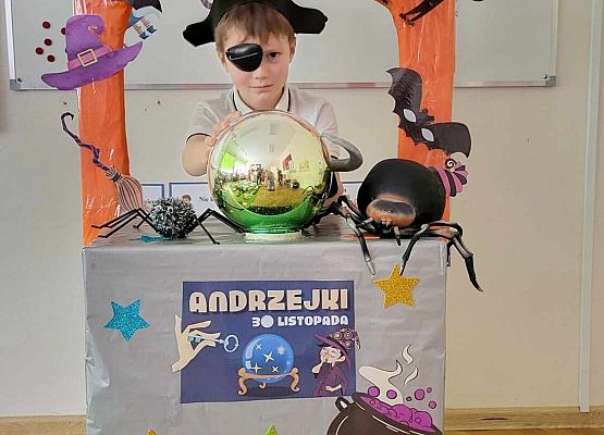 chłopiec w fotobudce pozuje do zdjęcia