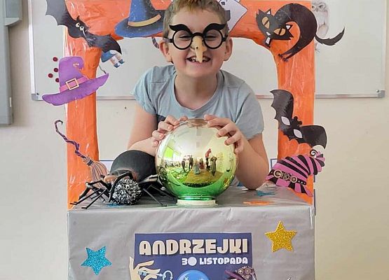 chłopiec w fotobudce pozuje do zdjęcia