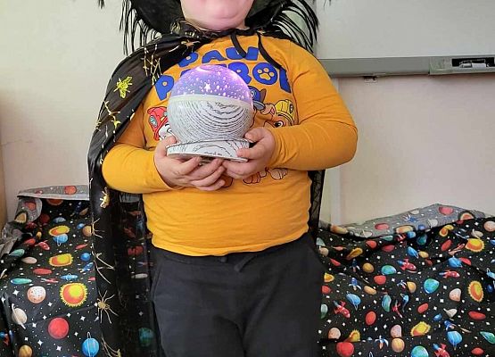 chłopiec trzyma magiczną kulę