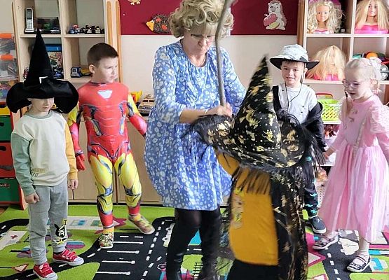 chłopiec trzyma miotłę