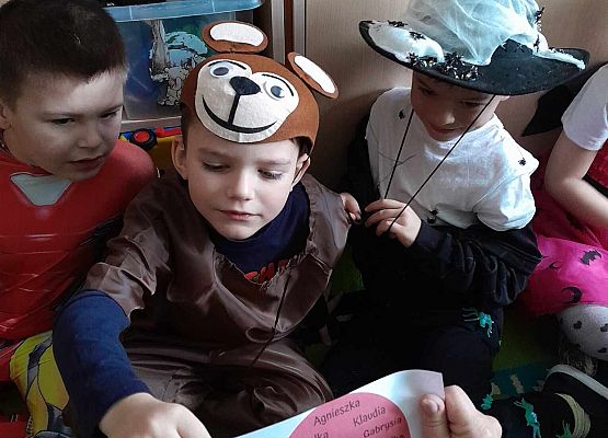 dzieci podczas zabawy