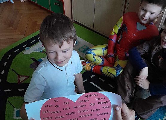 dzieci podczas zabawy