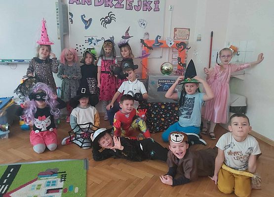 zdjęcie grupowe przedszkolaków w strojach andrzejkowych