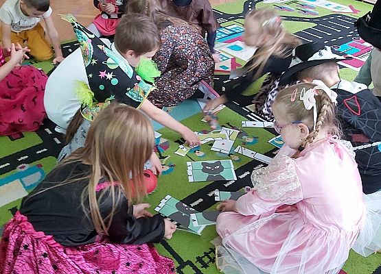 dzieci układają puzzzle