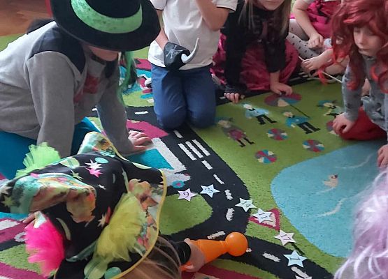 dzieci układają puzzzle