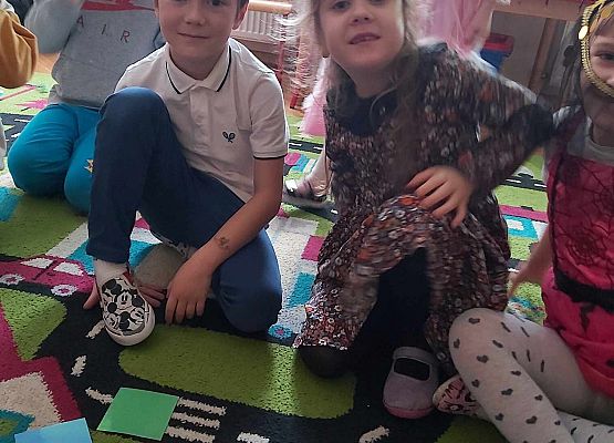 dzieci układają kolorowe karty