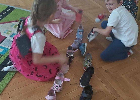 dzieci układają buty