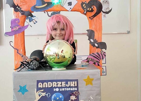 dziewczynka w fotobudce pozuje do zdjęcia