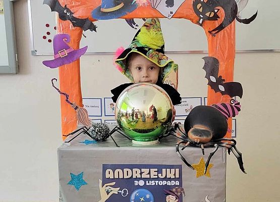 dziewczynka w fotobudce pozuje do zdjęcia