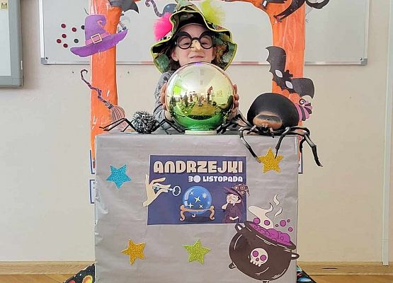 dziewczynka w fotobudce pozuje do zdjęcia