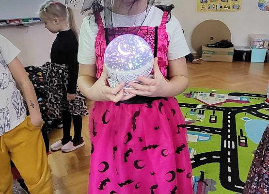 dziewczynka w kolorowym stroju