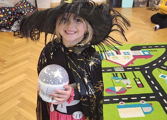 dziewczynka trzyma magiczną kulę