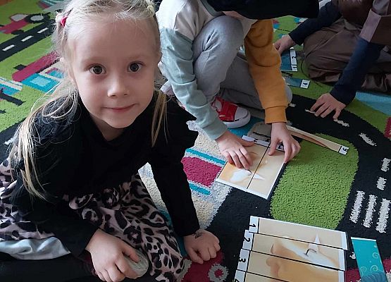 dziewczynka układa puzzle