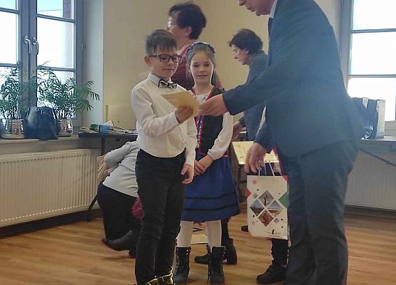 uczeń odbiera nagrodę