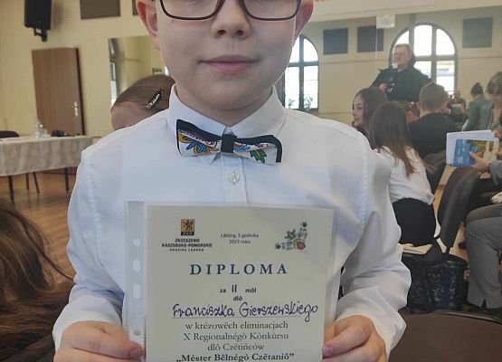 uczeń prezentuje dyplom