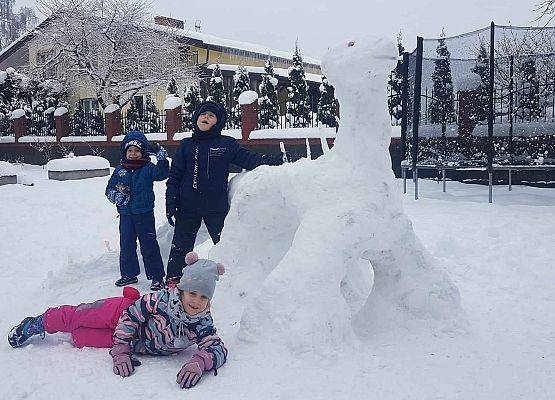 zimowe stwory ze śniegu