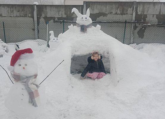 zimowe stwory ze śniegu