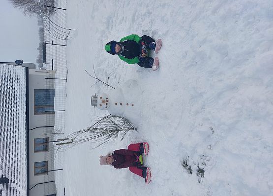 śnieżna praca chłopca