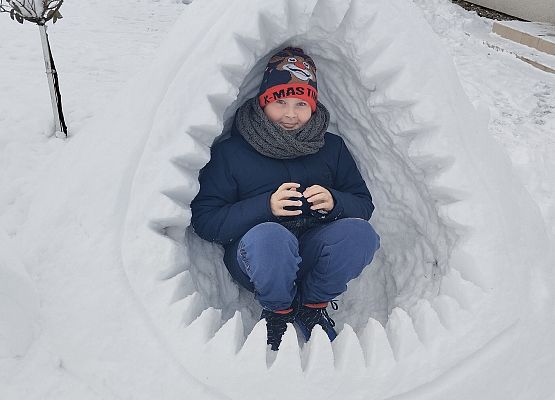 chłopiec prezentuje swoją pracę