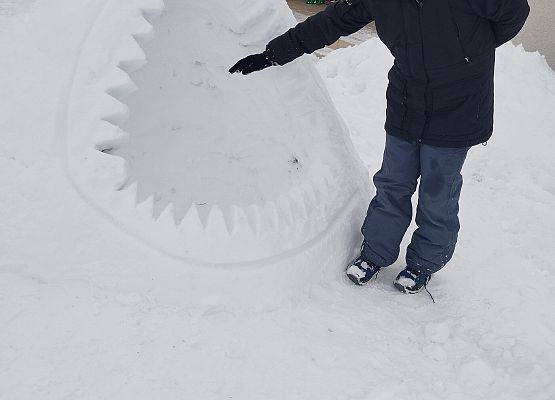 chłopiec prezentuje swoją pracę