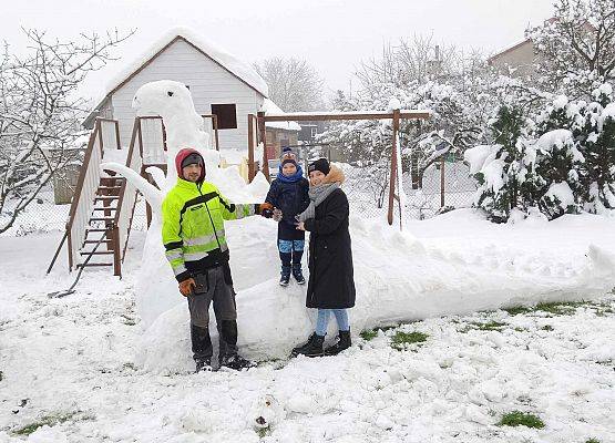 uczniowie prezentują swojego zimowego stwora