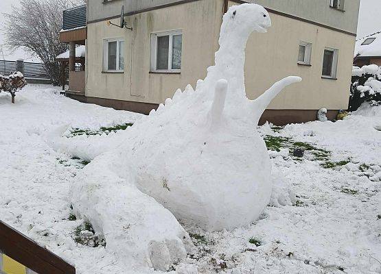 dinozaur wykonany ze śniegu