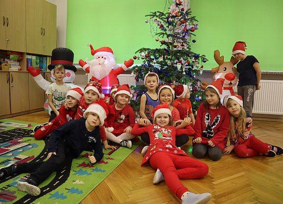 zdjęcie grupowe dzieci przy choince