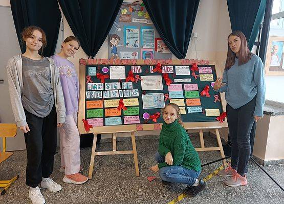 uczennice przy szkolnej gazetce