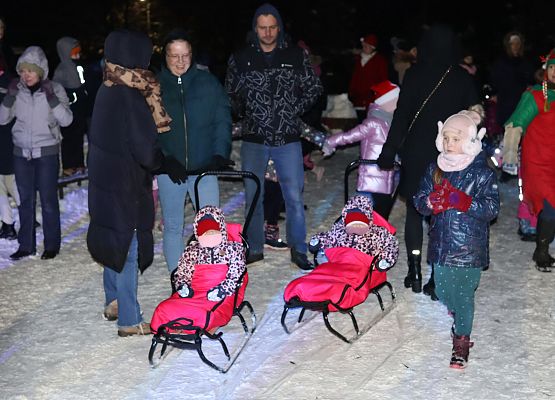 uczestnicy spotkania "wspólne ubieranie choinki"