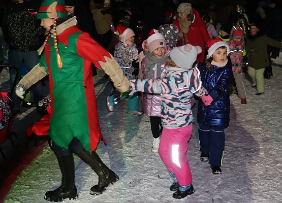 uczestnicy spotkania "wspólne ubieranie choinki"