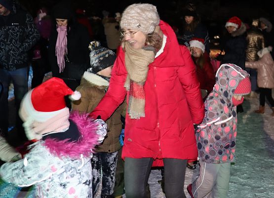 uczestnicy spotkania "wspólne ubieranie choinki"