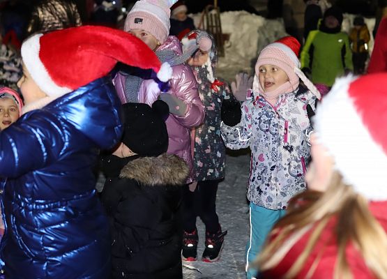 uczestnicy spotkania "wspólne ubieranie choinki"