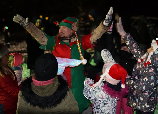 uczestnicy spotkania "wspólne ubieranie choinki"