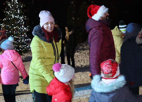 uczestnicy spotkania "wspólne ubieranie choinki"