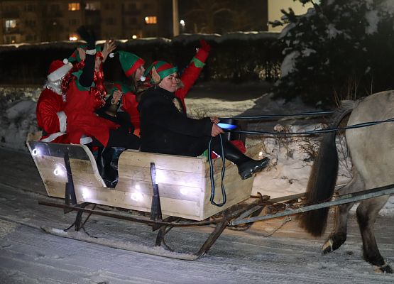 uczestnicy spotkania "wspólne ubieranie choinki"