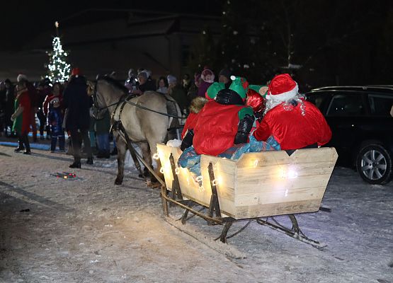 uczestnicy spotkania "wspólne ubieranie choinki"