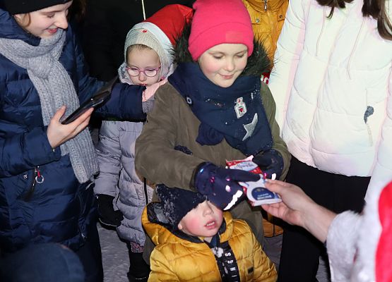 uczestnicy spotkania "wspólne ubieranie choinki"