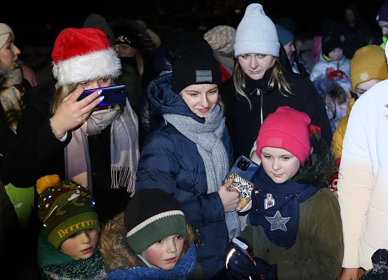 uczestnicy spotkania "wspólne ubieranie choinki"