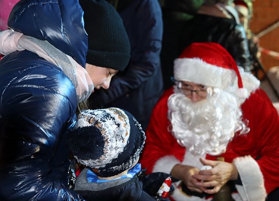 uczestnicy spotkania "wspólne ubieranie choinki"
