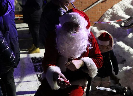 uczestnicy spotkania "wspólne ubieranie choinki"