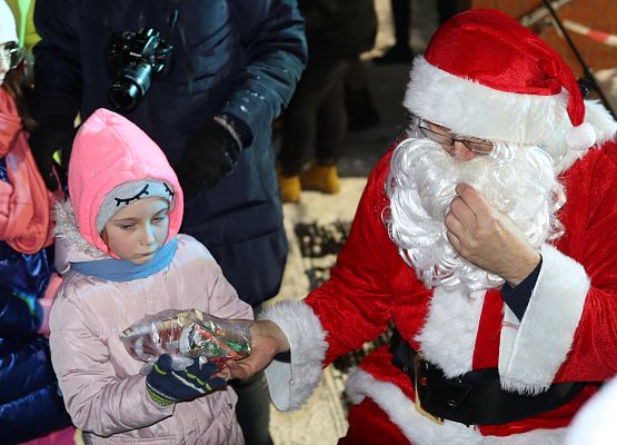 uczestnicy spotkania "wspólne ubieranie choinki"