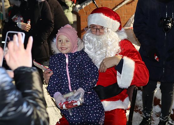uczestnicy spotkania "wspólne ubieranie choinki"
